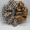 Δίχρωμο scrunchie με σατέν και leopard σχέδιο