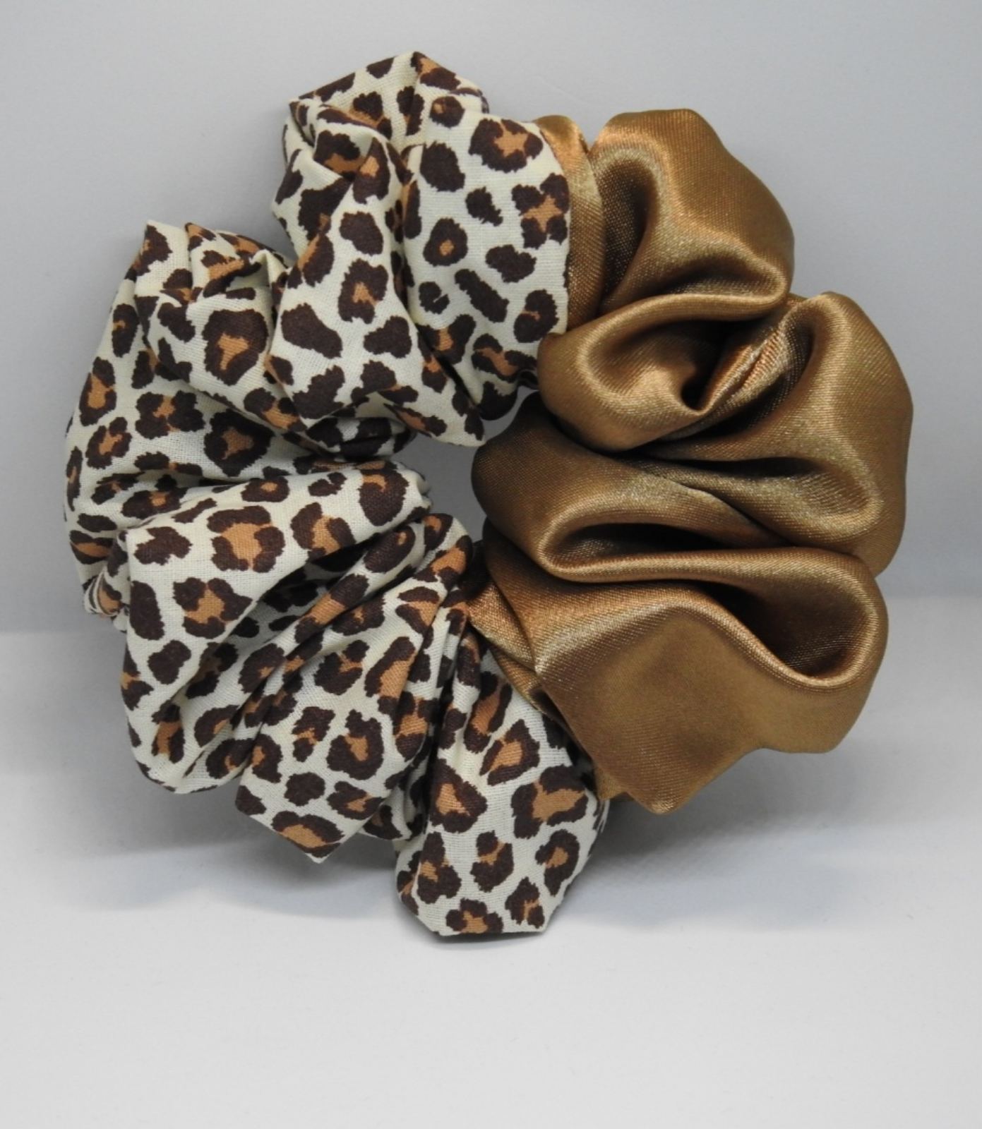 Δίχρωμο scrunchie με σατέν και leopard σχέδιο